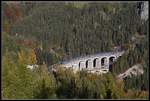 CD - Railjet fährt am 17.10.2019 über den Kalte - Rinne - Viadukt.In dem Bahnwärterhaus im linken Bildteil befindet sich das Ghegamuseum.