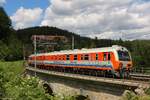 Kurz vor dem Bahnhof Semmering steht am 15.6.2026 der ungarische Ultraschallmesszug FMK 008 am Weg von Wiener Neustadt nach Niklasdorf und wartet am 44m langen Kartnerkogel Viadukt auf die Weiterfahrt.
Mit den beiden Sechszylinder MTU Motoren, die zusammen 1300PS leisten, ist der Triebzug problemlos die Semmering Nordrampe hinaufgekommen.