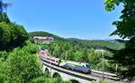 Vor dem 1909 fertiggestellten Kurhaus Semmering war am 27.06.2026 der aus Wien Hbf kommende InterCity 535 am Wolfsbergkogel Richtung Graz unterwegs. Traktioniert wurde die aus Eurofima-Wagen gebildete Leistung an diesem Tag vom CAT-Taurus 1016 014.