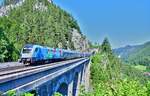 Der ÖBB-Klimajet war an einem der heißesten Tage des Jahres 2026 auf der Semmeringbahn unterwegs. An besagtem 27. Juni kletterten die Temperaturen im Großraum Wien auf fast 40 Grad, was auch Störungen im Bahnverkehr zur Folge hatte. Mit einer verhältnismäßig geringen Verspätung von knappen 10 Minuten überquerte 1116 244 mit der dazugehörigen Railjet-Garnitur am Nachmittag das Krausel-Klause-Viadukt im Bahnhof Breitenstein als RJ 658  Lavanttal  zur Fahrt nach Salzburg Hbf. Dort wird die Leistung um 21:53 eintreffen.