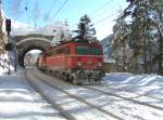 1042 513 leistet am 5.2.2005 einem G�terzug Vorspann (hier beim Krauseltunnel kurz nach Breitenstein Richtung M�rzzuschlag)