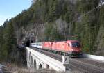 EC 102 ist auf der Fahrt von Villach nach Warschau. Krausel Klause-Viadukt, 6.2.11