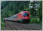 1116 068 mit ihrem IC 538 von Villach kommend, auf dem Weg nach Wien beim Anstieg der Semmering Sdrampe im Bereich Edlach Hof am 11.6.2006