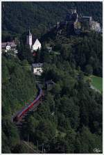 RJ 656 (Graz - Wien Meidling) schlngelt sich durch die engen Bgen, nahe Klamm - Schottwien.