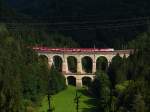 Österreich-Flagge Railjet (1116 249 + Garnitur 49) von Wien nach Richtung Mürzzuschlag überquert soeben das Kalte Rinne Viadukt kurz nach Breitenstein.
