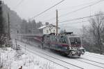 1116 250 fährt am 29.12.2014 mit einem Railjet durch den Bahnhof Semmering.