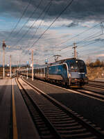 ÖBB 1216 234 durchfährt am 19.04.2026 den Bahnhof Kühnsdorf-Klopeiner See.

Zug: RJX 251  Vindobona 
Laufweg: Děčín hl.n. ➤ Praha hl. n. ➤ Pardubice hl.n. ➤ Brno hl. n. ➤ Břeclav ➤ Wien Hbf ➤ Graz Hbf ➤ Klagenfurt Hbf ➤ Villach Hbf