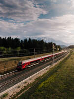 ÖBB 1116 247  Wiener Städtische  schiebt am 18.04.2026 einem railjet nahe Wiederndorf-Aich vorüber.

Zug: RJ 557  Lienzer Dolomiten 
Laufweg: Lienz ➤ Spittal-Millstättersee ➤ Villach Hbf ➤ Klagenfurt Hbf ➤ Graz Hbf ➤ Bruck a. d. Mur ➤ Wiener Neustadt Hbf ➤ Wien Hbf