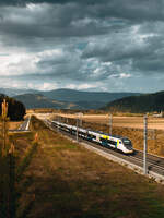 Ein WSTBA RABe 501 fährt am 18.04.2026 auf der Koralmbahn, nahe Wiederndorf-Aich, vorüber.

Zug: west 1005
Laufweg: Wien Hbf ➤ Wiener Neustadt Hbf ➤ Bruck a. d. Mur ➤ Graz Hbf ➤ Klagenfurt Hbf ➤ Villach Hbf
