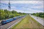 Auf der �berholspur ist ein Railjet am 8.