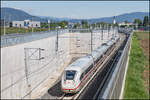 Ein ICE 4  hat sich eben auf den Weg in die Heimat gemacht . Am 8. Mai 2026 erreicht er die Unterflurtrasse Flughafen Graz .