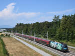 Die 1116 243 ist aktuell die neueste �BB-Werbelok und wirbt seit einigen Tagen f�r den Streaminganbieter Joyn. Ende Juli 2026 konnte ich sie vor dem Railjet 750 von Wien Flughafen nach Villach in Wundschuh an der Koralmbahn fotografieren. Der markante Berg im Hintergrund mit seinem weitl�ufigem Gipfelplateau ist der 1.445 Meter hohe Sch�ckl.