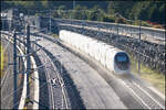 Mit einem Get�se donnert die Westbahn in Richtung K�rnten . 1. 10. 2026 am Ostportal des Koralmtunnels . 