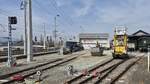 Die Elektrifizierungsarbeiten machen auch vor dem Bahnhof Lieboch nicht halt. Dieser kleine Turmwagen wartet auf seinen Einsatz nach der Frühspitze, und verweilt inzwischen im Gelände von den Steirischen Eisenbahnfreunden, Montag den 9. Jänner 2026: