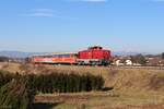 Durch das weite Tal der Kainach kurz vor Lieboch rollt am 5.2.2025 die GKB 1100.1 mit der Schienenbusgarnitur bestehend aus VB10.02, VT10.09 und VB10.12 ihrem ersten Halt entgegen, in dem die