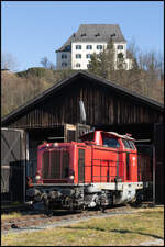 Wie in alten Zeiten steht DH 1100.1 vor dem Heizhaus Wies am 5.2.2025 