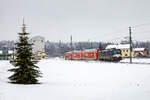 Schwanberg. Am 1. Weihnachtstag 2025 zieht die 193 601 eine S-Bahn von Graz nach Wies Eibiswald durch die verschneite Weststeiermark.