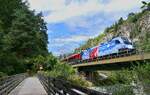 Die ehemalige Saalbach-Werbelok 1116 233 führte am 16.08.2025 den wegen Bauarbeiten am Deutschen Eck nur aus Wörgl Hbf kommenden Ersatzzug für RJX 662 nach Bregenz über den Pitzbach, um in Kürze einen Halt im Bahnhof Imst-Pitztal einzulegen.