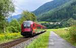 Der RJX 165 nach Budapest-Keleti, der am 16.08.2025 von Railjet-Garnitur 17 (80-90.717) geführt wurde, sorgt bei den in der Innschlucht bei Roppen stehenden Fotografen nur für wenig