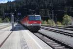 Ein Gterzug durchfhrt den Bahnhof Langen am Arlberg Richtung Bludenz, Oktober 2012 ( Im Hintergrund ist das Portal des Arlbergtunnels auf der Vorarlberger Seite zu sehen)