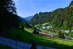Im morgendlichen Licht-/Schattenspiel des 25.05.2026 fährt S 5208 (Innsbruck Hbf - Brennero/Brenner) bei Wolf bergwärts.