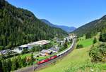 Wie auf einer Modellbahn schlängelt sich die Brennerbahn durch das enge Wipptal hindurch. Daher wirkt auch dieser von 1293 060 und 1293 099 geführte Güterzug nach Italien wie ein Miniaturzug, als er am 08.09.2026 bei Wolf am Brenner di ...