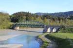 In der Nhe von Pflach berquert die Ausserfernbahn die Lech, Mai 2012