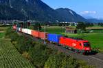 Einen Containerzug nach Wolfurt hatte die 1116.160 am Haken, als sie am 08. September 2018 meinen Standpunkt bei Langkampfen im Inntal passierte.