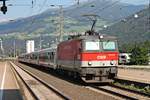 Nachschuss am Nachmittag des 02.07.2018 auf 1144 049, als diese ihren Verstärkerzug durch den Bahnhof von Fritzens-Wattens gen Wörgl schob.