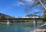 WestBahn 975 (Innsbruck Hbf - Wien Westbahnhof) überquert am 12.04.2025 den Inn vor dem Bahnhof Brixlegg.
