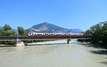 4748 040 als CJX 6112 nach Innsbruck Hbf am 09.08.2025 auf der Innbrücke in Brixlegg.