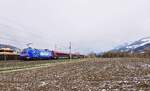 Nach der Entklebung der EU-Werbelok 1116 276 dient nun die Railjet-Lokomotive 1116 154  Zugkraft für Europa  als neuer Werbebotschafter für die paneuropäische Zusammenarbeit. Momentan ist das Triebfahrzeug häufig auf der Weststrecke im innerösterreichischen Hochgeschwindigkeitsverkehr anzutreffen, so wie am 31.03.2026 als Schublok des RJX 869 (Bregenz - Flughafen Wien), der hier im spätwinterlichen Mils bei Hall aufgenommen wurde.