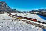 Am 04. Januar 2026 zeigte sich das untere Inntal sch�n verschneit, sonnig und es herrschte gute Fernsicht. Bei Langkampfen konnte ich den RJ 87 von M�nchen HBF nach Bologna Centrale aufnehmen. Zuglok war die 1293.049 - eine der wenigen Vectron Loks der �BB, die dem Personenverkehr zugeordnet sind. 
