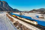 Ab Kufstein bespannte am 04. Januar 2026 die 7193 336 mit einer Schwester-Maschine den KLV-Zug TEC 43143 auf seiner Fahrt von L�beck-Skandinavienkai nach Verona Q.E. in Italien. Bei Langkampfen im unteren Inntal konnte ich die bunt beladene Leistung in der winterlichen Landschaft dokumentieren. 