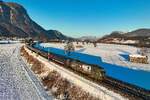 Wenige Augenblicke vor Sonnenuntergang hat es dann doch geklappt. Am 04. Januar 2026 fand eine �berf�hrungsfahrt unter der Zugnummer 99244 von Wien Matzleinsdorf nach Innsbruck statt. Aufgrund Ausfalls des NJ 40491 aus Hamburg am Morgen dieses Tages, musste eine Nightjet Garnitur f�r die Gegenleistung �berf�hrt werden. Daf�r wurde die Bundesheer-Werbelok 1116.182 heran gezogen, die man in West�sterreich eher selten zu Gesicht bekommt. Der Zug war bereits zur Mittagszeit bei Linz vorgemeldet worden, baute dann jedoch im  Deutschen Eck  einiges an Versp�tung auf. Bei Langkampfen im unteren Inntal gelang dann die gew�nschte Aufnahme  auf den letzten Dr�cker . 