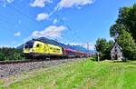 Außerplanmäßig wurde am 13.06.2026 auf dem RJ 85 nach Venezia Santa Lucia zwischen München Hbf und Innsbruck Hbf anstelle einer 1216 die 1016 020  Profis am Werk  eingesetzt, deren Werbefolierung auf das österreichische Bauhilfsgewerbe verweist. In Innsbruck erfolgte dann die Umspannung auf eine italientaugliche Lokomotive. Kurz nach Brixlegg konnte die fotogene Leistung bei der Hagauer Antoniuskapelle aufgenommen werden. Leider ist das Fahrzeug seit kurzer Zeit ins rote Standard-Design zurückversetzt.