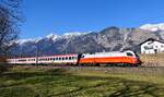 Mit meinem 800. Bild auf BB.de möchte ich allen Fotografenkollegen danken, die mir durch wertvolle Tipps halfen, meine eigenen Kenntnisse zu verbessern. Gezeigt wird der EC 163  Transalpin  von Zürich HB nach Graz Hbf, der am 8.3.2025 eine besondere Bespannung aufwies. Weit abseits ihres eigentlichen Einsatzgebietes vor Nahverkehrszügen im Raum Wien wurde Cityjet-Lok 1116.181 an besagtem Tag kurz hinter Hall in Tirol vor dem altehrwürdigen internationalen Fernreisezug mit Blick auf die Nordtiroler Kalkalpen verewigt.