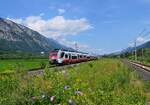 Während der Sommerflieder in voller Pracht erblüht, eilt 4748 026 am 20.07.2026 als Regionalexpress nach Innsbruck Hbf durch die Haltestelle Stans bei Schwaz.