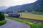 Regenwetter und eine Bahnlinie, welche die ÖBB nicht länger unterhalten wollte: Ein ziemlich verlorener Uerdinger Schienenbuszug (ÖBB-Baureihe 5081) am 18.07.1986 auf der ÖBB-Nebenbahn Launsdorf-Hochosterwitz-Hüttenberg.