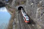 ÖBB 4024.022 hat am 30.03.2018 die Felsenau-Schlucht in Feldkirch erreicht und verschwindet gleich im Schattenburg-Tunnel in Richtung Bahnhof. Der Weg links im Bild neben dem Fluss ist die ehemalige Bahntrasse vor dem Bau des Tunnels, und der Pfeiler war das Widerlager der ehemaligen Straßenbrücke.
