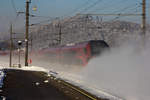 Ein Railjet hinterlässt am Bahnhof Sulz Röthis eine ordentliche Schneewolke.