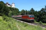Unter dem Schloss Klaus fahren am heißen 24.6.2025 die 1144 093  und die 1144 029 am Zugschluss mit dem IC507  Kremstal  von Linz Hbf nach Graz Hbf ihrem nächsten Aufenthalt Hinterstoder