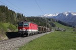 1144.240 mit Güterzug zwischen Windischgarsten und Spital am Pyhrn am 21.04.2016.