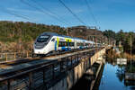 Am 28.02.2026 – einen Tag vor der offiziellen Betriebsaufnahme – fand der „Tag der offenen Westbahn“ statt. Bei zwei kostenlosen Pendelfahrten zwischen Villach und Kühnsdorf hatten Interessierte die Möglichkeit, die neuen Smile-Züge der Westbahn gratis zu testen.

Hier zu sehen ist der WSTBA RABe 501 042 bei der Fahrt über die Drauschleife bei Wernberg.

Zug: west 14380
Laufweg: Kühnsdorf Klopeiner See ➤ Klagenfurt Hbf ➤ Pörtschach am Wörthersee See ➤ Villach Hbf