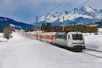 Der Schnee-Express von Hamburg-Altona nach Schwarzach-St. Veit sorgte in der Saison 2018/19 für interessante Triebfahrzeug-Einsätze auf der Giselabahn. Ursprünglich war angedacht, diesen Zug mit der 1020.041 von ProLok zu bespannen. Dies fand genau einmal statt, danach musste die Lok aufgrund technischer Probleme abgestellt werden. Ersatz war schnell in Form der 1110.524 von der Montafoner Bahn gefunden. Doch auch dieser historische Sechsachser überzeugte nicht durch Zuverlässigkeit. So auch am 09. Februar 2019, als sich die Lok in Wörgl nicht in Betrieb setzen lies. Es konnte jedoch spontan eine Ersatzlok organisiert werden. Zur größten Überraschung der anwesenden Fotografen war dies die 183 500 von railadventure.  Auch wenn die Wetterverhältnisse leider kein Bild zuließen, das meinen Qualitätsansprüchen üblicherweise genügen würde, zeige ich es hier aufgrund der Einmaligkeit dieses Einsatzes. Bei Fieberbrunn konnte ich den erst kürzlich übernommenen und in Hausfarben lackierten Taurus 3 vor dem Turnuszug DRV 13189 dokumentieren. Im Bildhintergrund dominiert das Bergmassiv des Wilden Kaisers. 