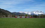 Vor der Kulisse des Wilden Kaisers fährt 4023 003-9 als REX 1513 (Wörgl Hbf - Schwarzach-St. Veit) Richtung Kitzbühel, 22.04.2019.