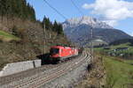 1016 045 und 1293 xxx waren mit einem gemischten Güterzug am 29. Oktober 2024 bei Pfaffenschwend auf dem Weg nach Wörgl.