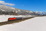 Der Transalpin ist mir immer ein Bild wert. Am 15. Februar 2025 konnte ich die 1016.032 mit dem EC 164 auf der Fahrt nach Zürich HB bei Brixen im Thale fotografieren. Die Zugbildung war an diesem Tage attraktiv, der Panoramawagen war eingereiht und ein blauer Nightjet Bmz setzte an der Spitze einen farblichen Akzent. Wetter und Schneeverhältnisse ließen keine Wünsche offen.
