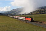 1116 084 mit dem  Transalpin  aus Zürich kommend am 18. November 2025 bei Kirchberg in Tirol.