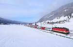 Abschiedsfoto InterCity 515. Heute verkehrt zum letzten Mal der IC 515, der über viele Jahre Innsbruck mit der steirischen Hauptstadt Graz verband und zuletzt unter dem Namen  Hahnenkamm  lief. Ab morgen wird diese Relation von den neuen InterRegio-Zügen bedient, womit auch eine erhebliche Taktverdichtung einhergeht. Somit endet mit dem heutigen Tag auch der planmäßige Einsatz der 1144 vor Personenzügen in Tirol. Die Aufnahme zeigt den klassischen nationalen Reisezug am eisig kalten 22.11.2025 unter Führung der 1144 219 am Pass Grießen bei Hochfilzen.